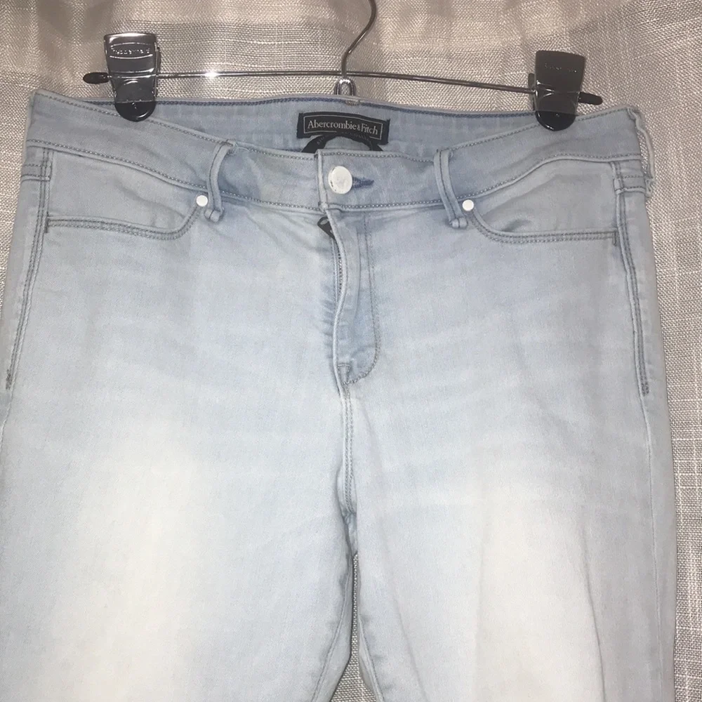 A&F Distressed Light Wash Cropped Skinny Jeans - Picture 3 of 6